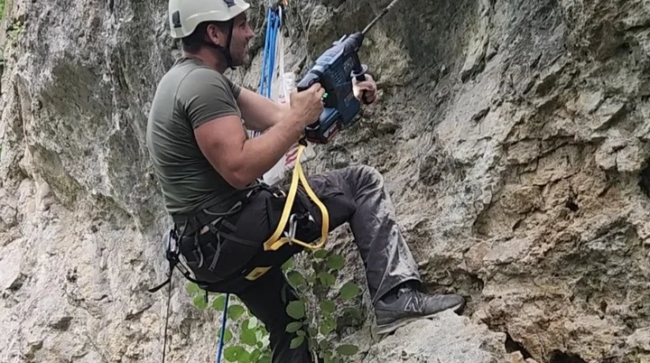 Rene beim Einrichten | © R.R.