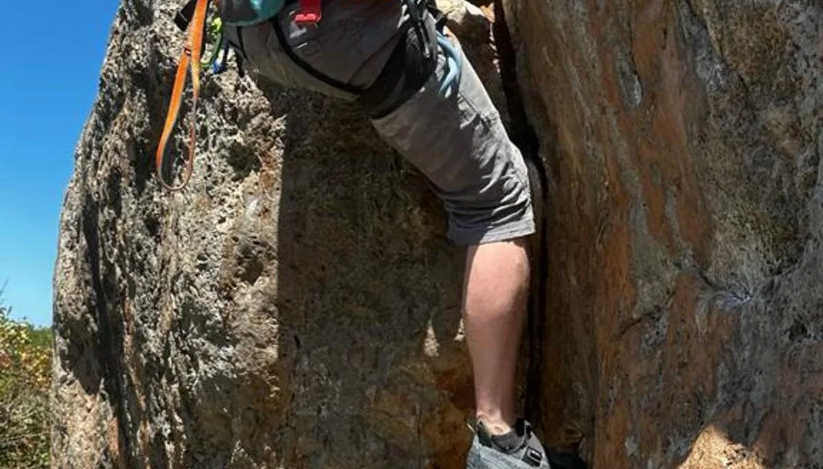 Tobias am schwierigen Zug in der Route Grumpy (5c), Sektor Pineta Sinistra | © S. Malinowski