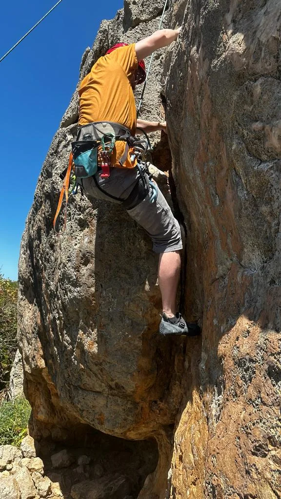 Tobias am schwierigen Zug in der Route Grumpy (5c), Sektor Pineta Sinistra | © S. Malinowski