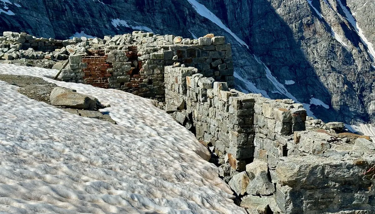 Reste der Unterkunftsbaracken auf der Alpeiner Scharte. | © M Gleichmann