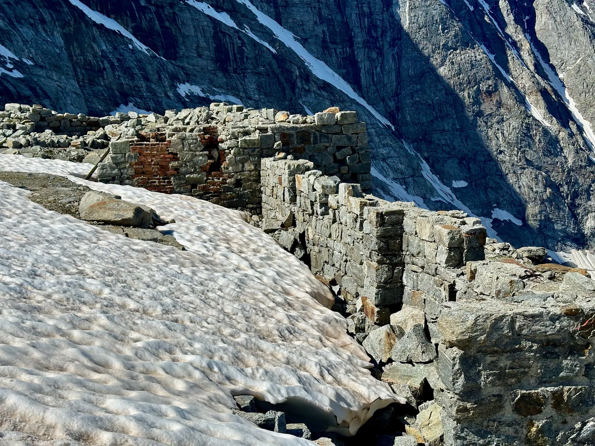 Reste der Unterkunftsbaracken auf der Alpeiner Scharte. | © M Gleichmann