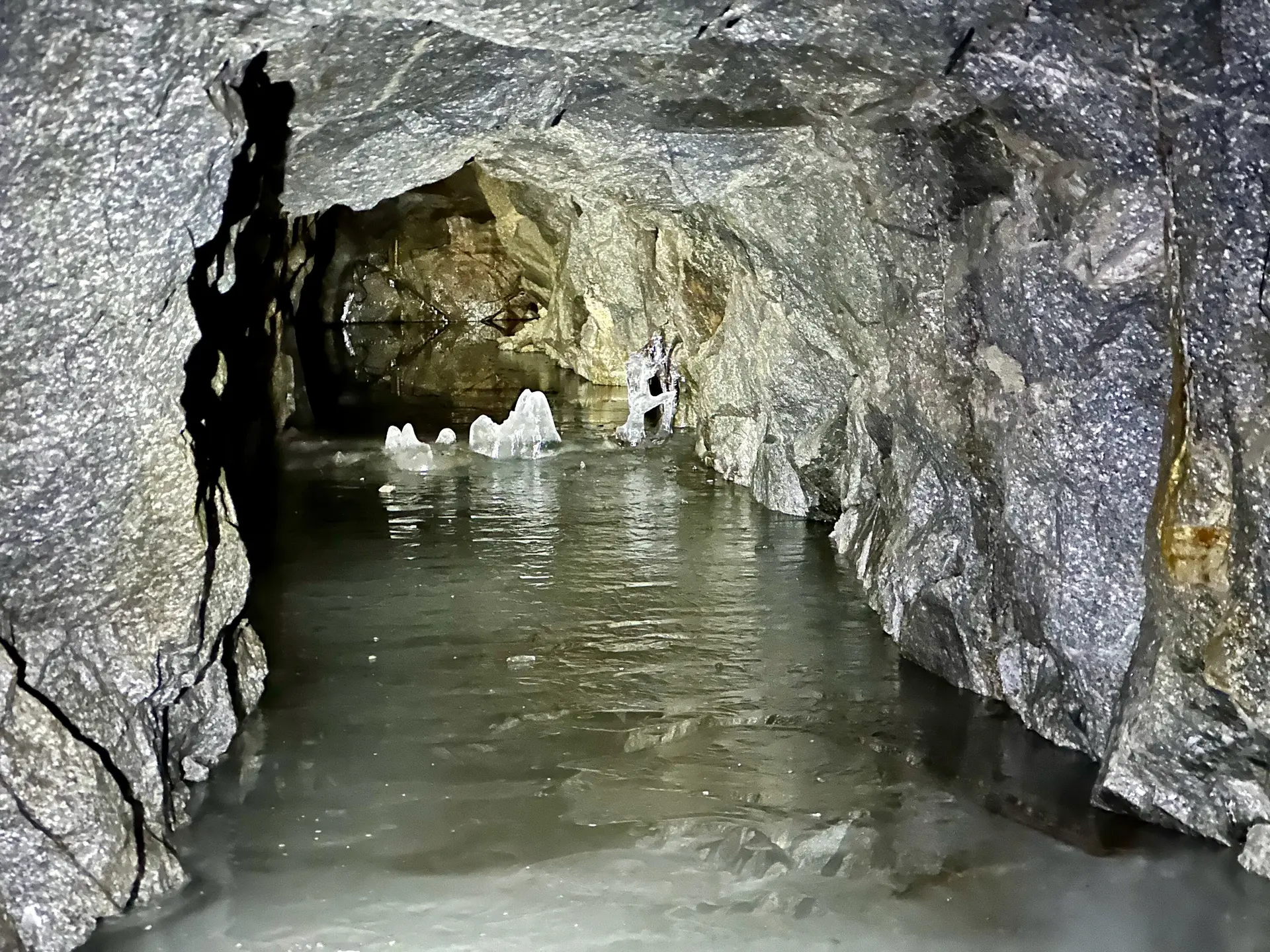 Stollen des ehemaligen Molybdänbergwerks. | © M Gleichmann