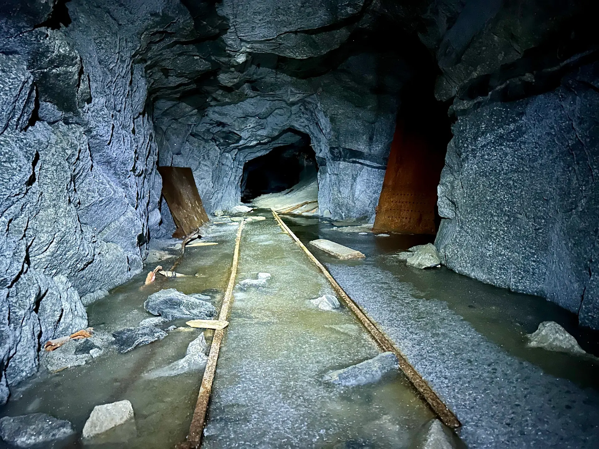 Stollen des ehemaligen Molybdänbergwerks. | © M Gleichmann