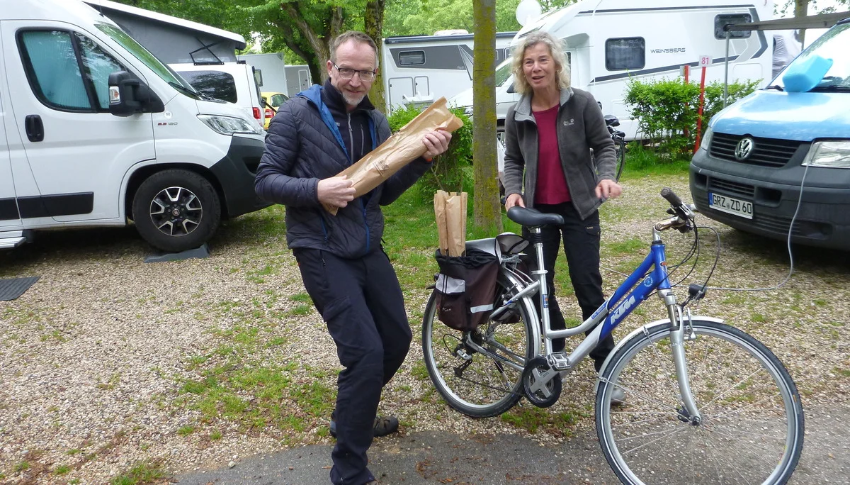 Früh Baguette mit lächelndem Gesicht | © Jens Glockner + H.-H. Hempel