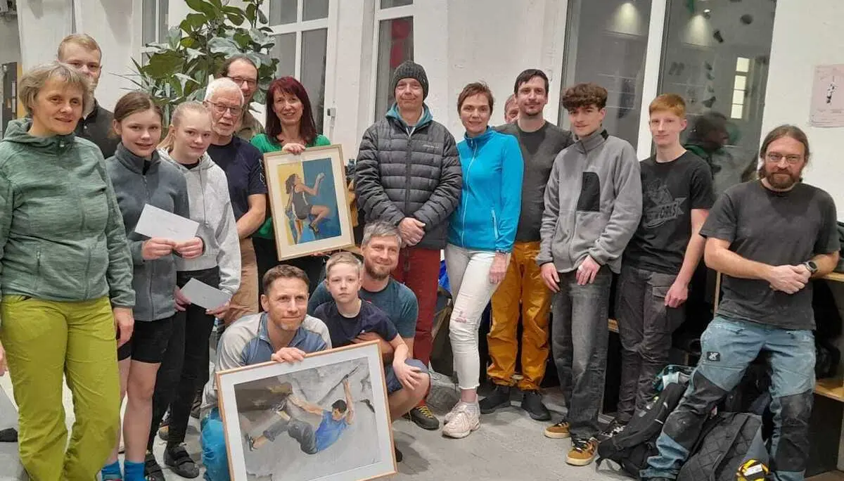 Abb. 1: Klettergruppe Gera und JDAV mit den jeweiligen Siegern des 12. Boulderwettkampfes: Silvio Buchholz und Carina Harras sowie Naya Pelikan (JDAV, 3. v. links, stehend) | © JDAV Gera