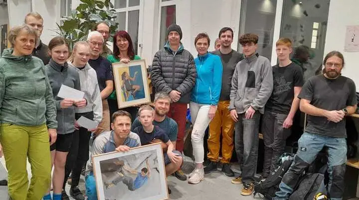 Abb. 1: Klettergruppe Gera und JDAV mit den jeweiligen Siegern des 12. Boulderwettkampfes: Silvio Buchholz und Carina Harras sowie Naya Pelikan (JDAV, 3. v. links, stehend) | © JDAV Gera