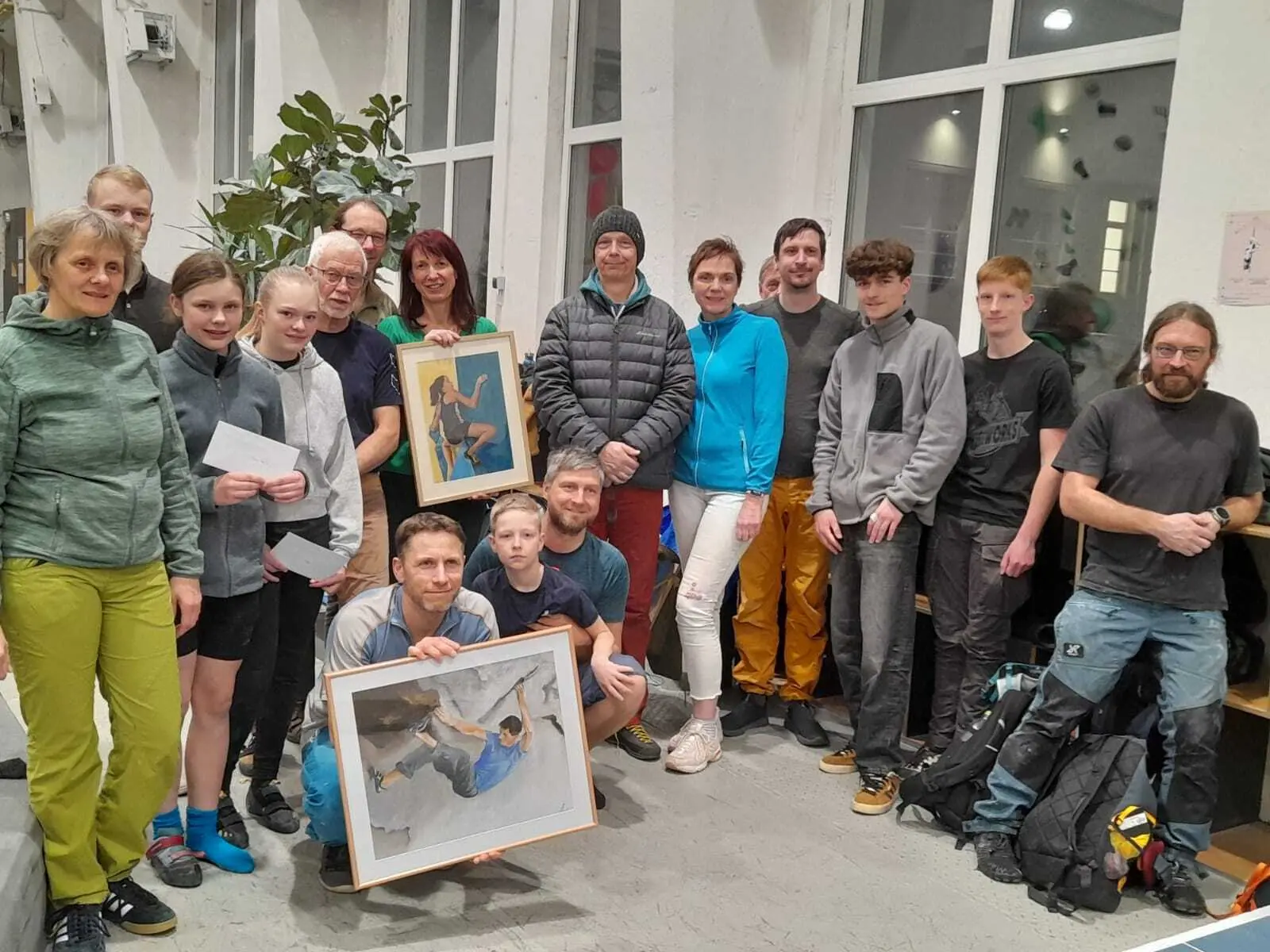 Abb. 1: Klettergruppe Gera und JDAV mit den jeweiligen Siegern des 12. Boulderwettkampfes: Silvio Buchholz und Carina Harras sowie Naya Pelikan (JDAV, 3. v. links, stehend) | © JDAV Gera