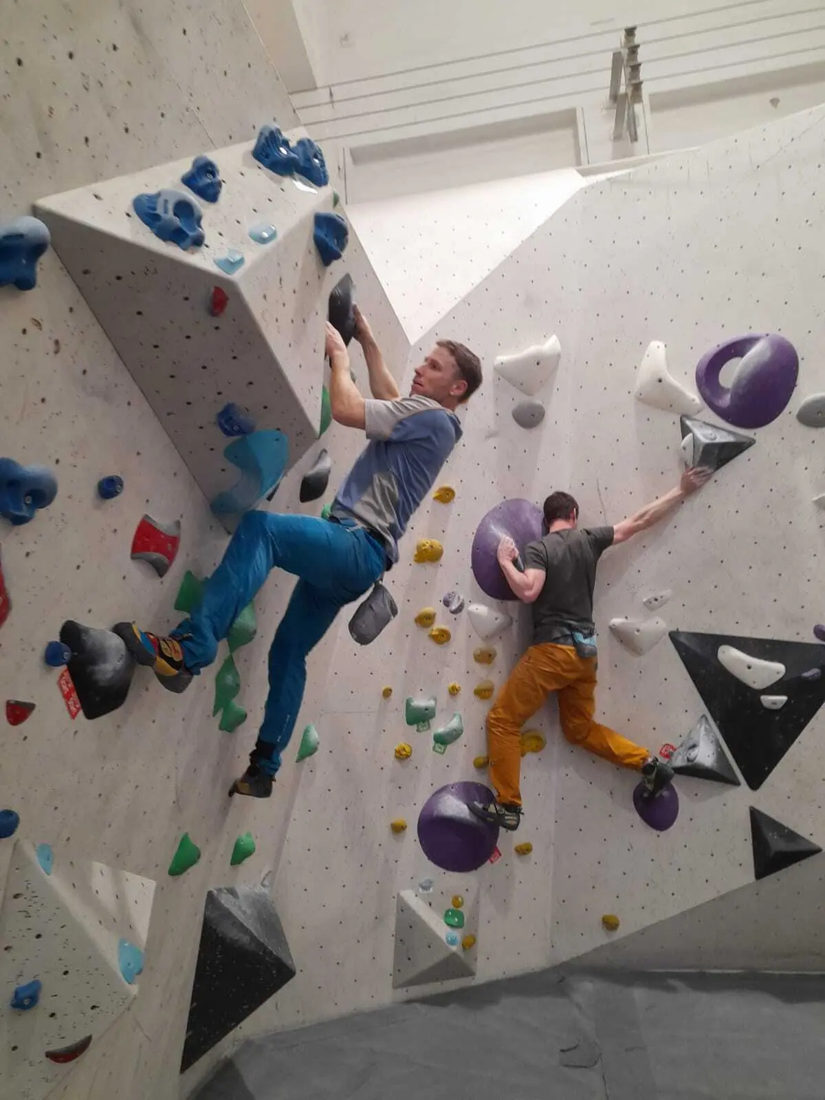 Abb. 2: Silvio und Tobias im Boulderwettkampf | © JDAV Gera