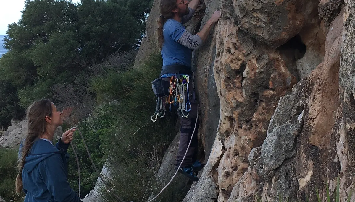Abb. 4: Tobias klettert "VAI" (5a) | © Stefan Malinowski