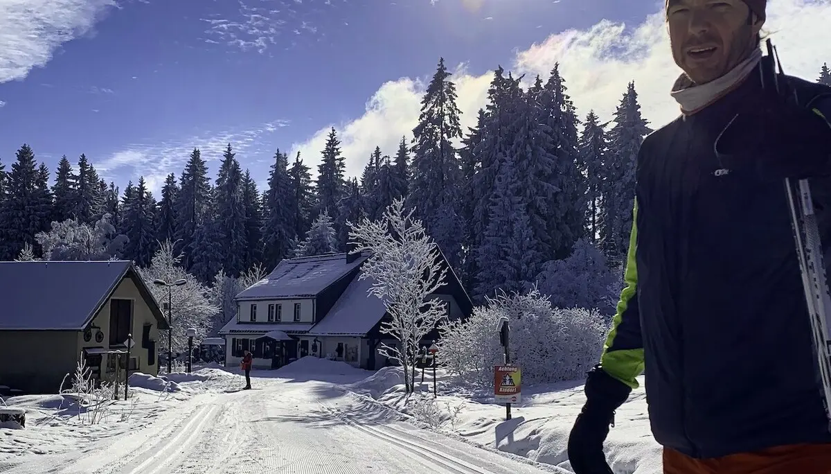 Abb. 2  Jens voran auf der Henneberger Loipe | © Jörg Schleef