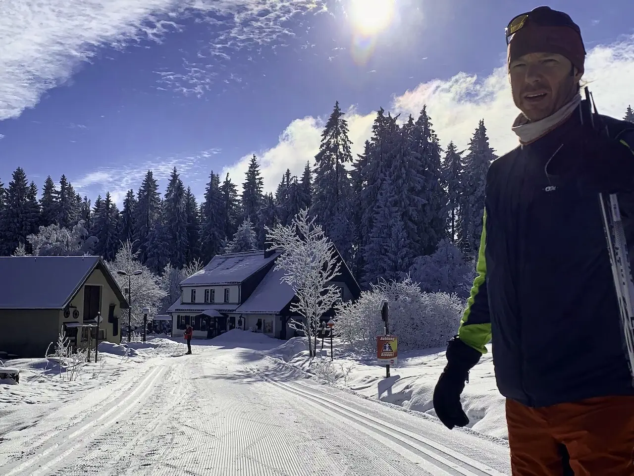 Abb. 2  Jens voran auf der Henneberger Loipe | © Jörg Schleef