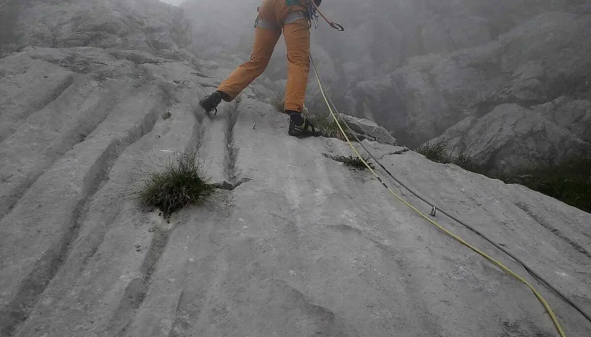 Abb. 4 Tobias beim Abseilen | © Silvio