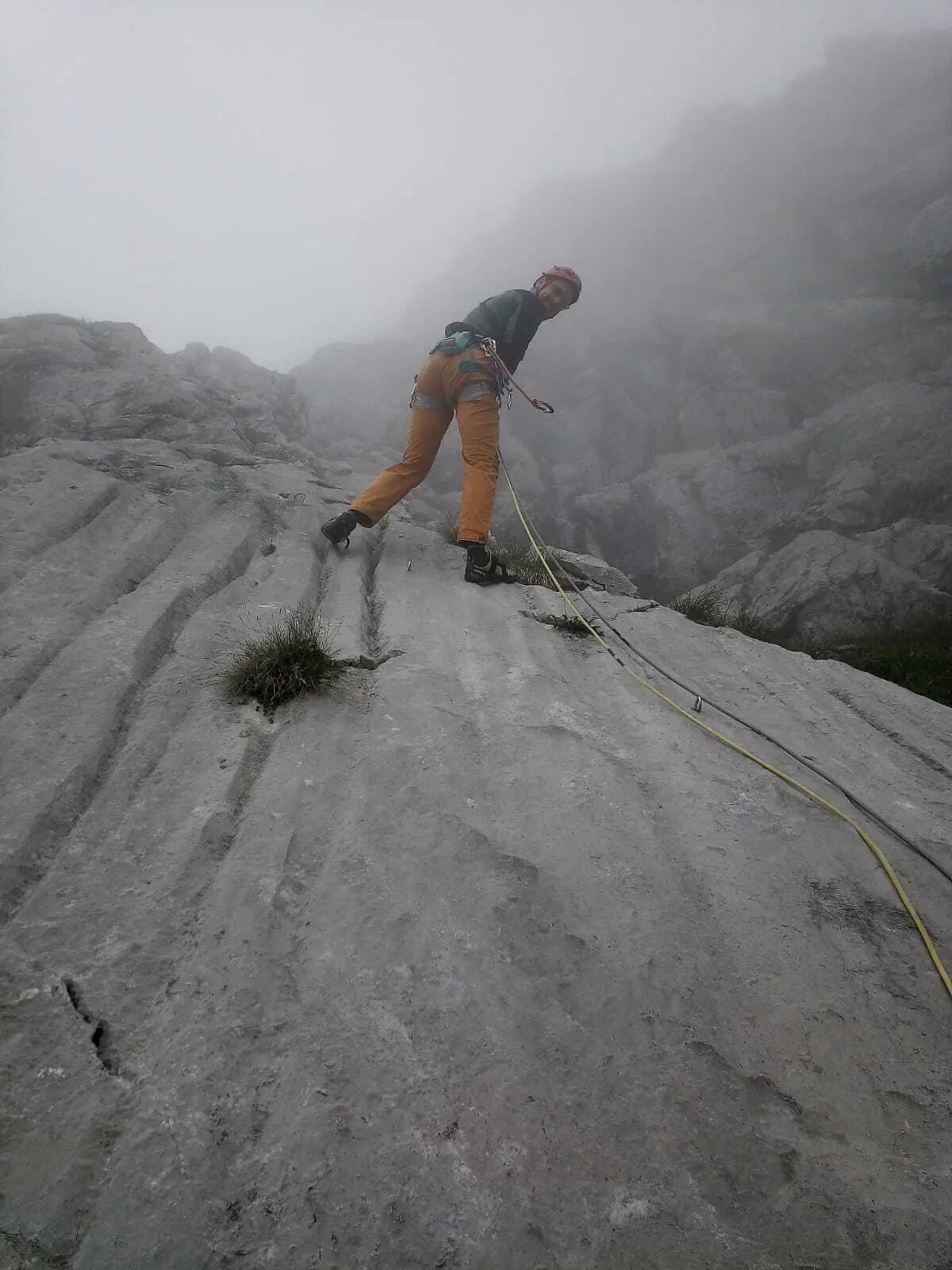 Abb. 4 Tobias beim Abseilen | © Silvio