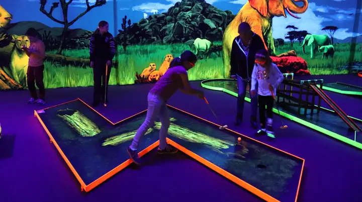 Schwarzlichtminigolf | © Simone Pelikan
