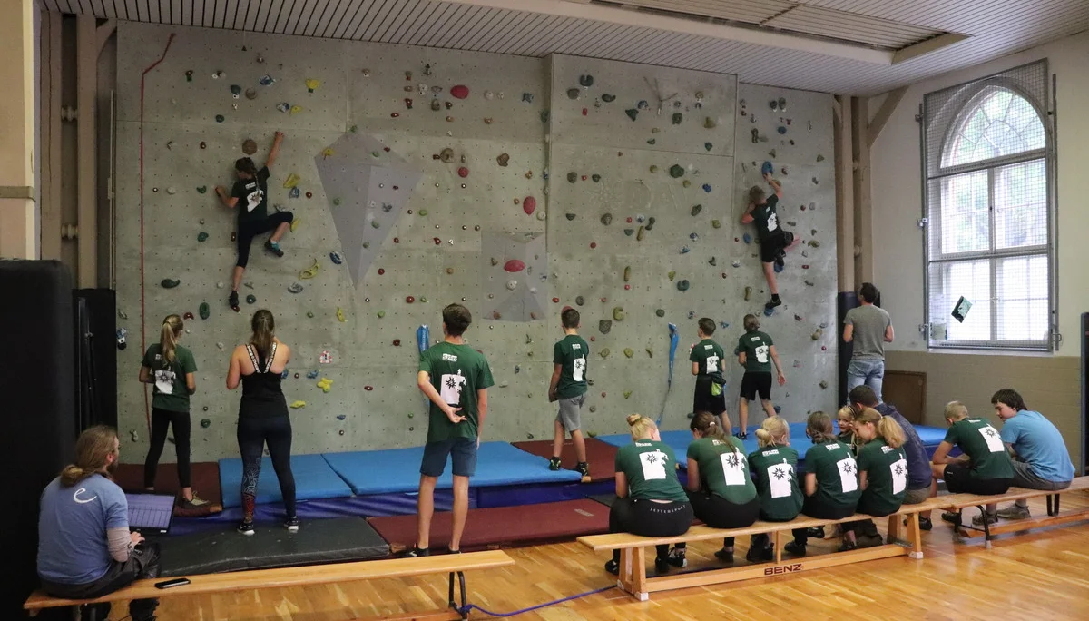Jugend in der Kletterhalle zum Boulderwettkampf | © Simone Pelikan