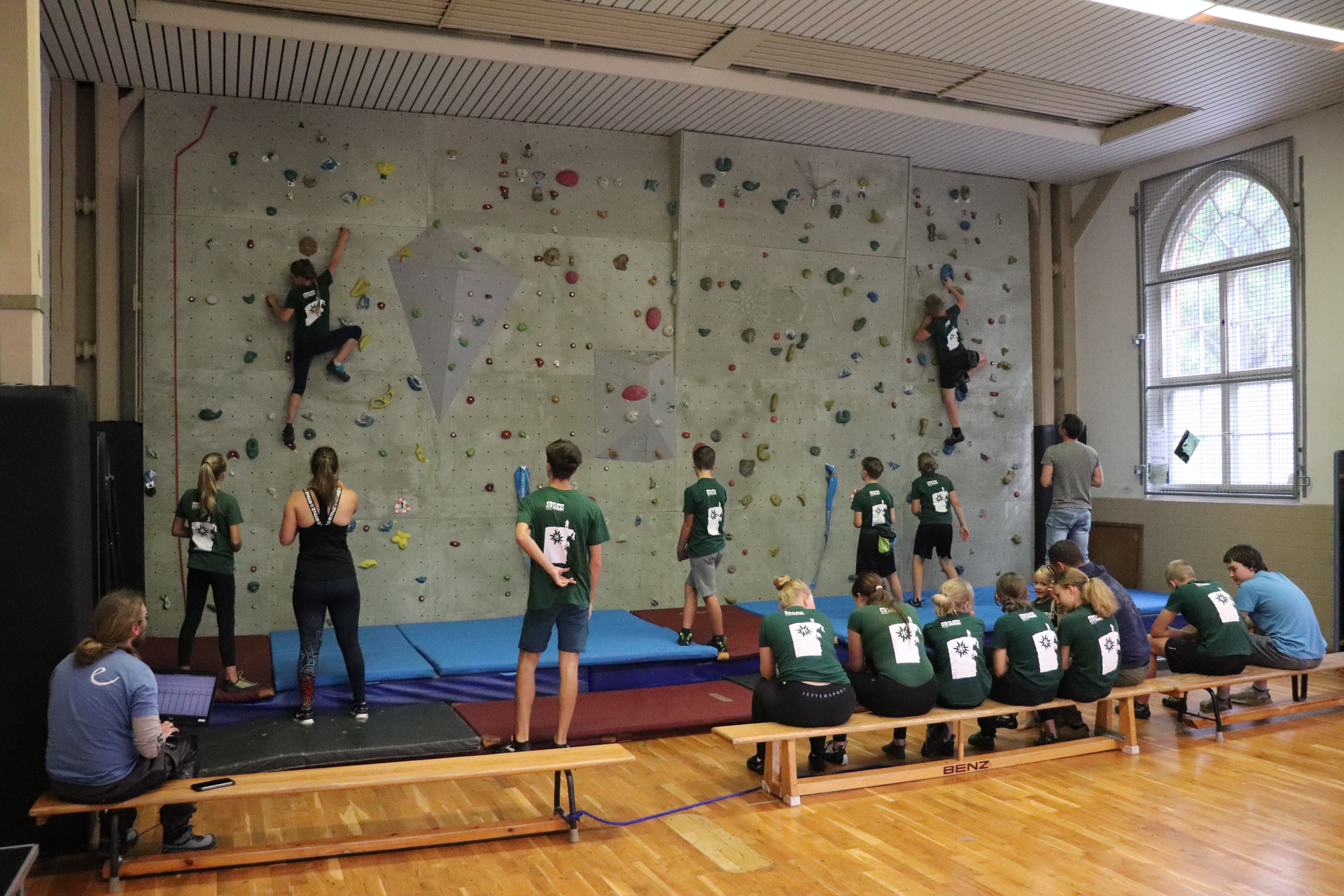 Jugend in der Kletterhalle zum Boulderwettkampf | © Simone Pelikan