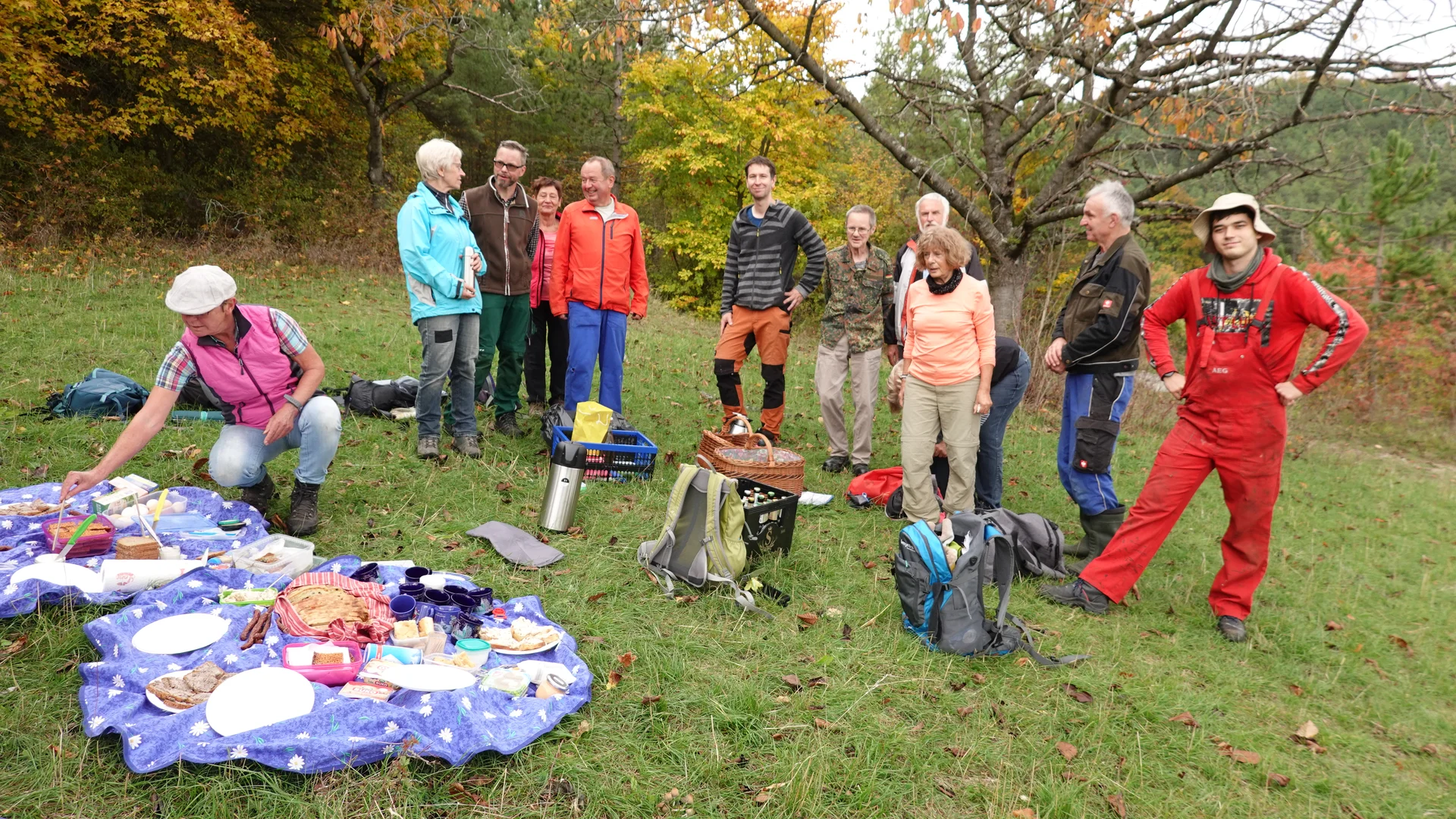 Alle fleißig - deshalb gibt´s ein schönes Picknick | © Gabi Henne